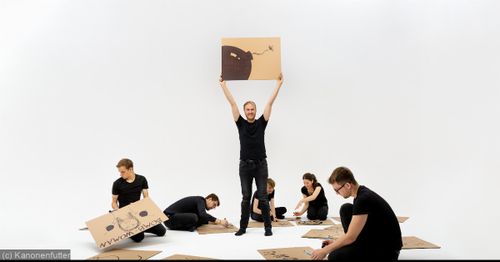 Die Mitglieder der Gruppe Kanonenfutter posieren für ein spaßiges Foto.