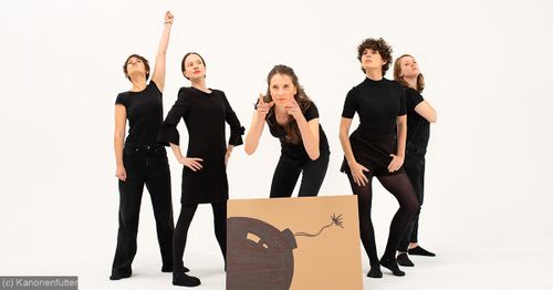 Frauenpower - fünf Schauspielerinnen stehen selbstbewusst in einem Halbkreis.